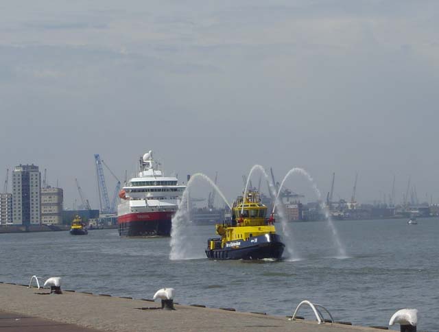 Cruiseschip ms Nordnorge van Hurtigruten aan de Cruise Terminal Rotterdam